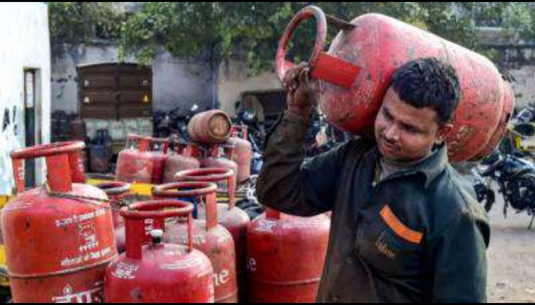 देशवासियों के लिए खुशखबरी, देशभर में डीजल पेट्रोल व घरेलू गैस का रेट सस्ता हुआ.
