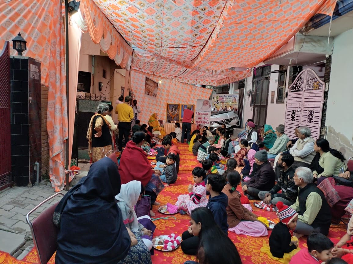 आशाराम बापू के भक्तों ने किया माता पिता पूजन का आयोजन
