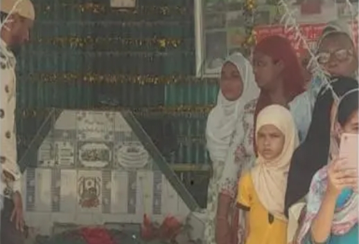 अवैध मजार हटाने पर पुलिस-पीएसी टीम के सामने आईं महिलाएं, मचा हंगामा