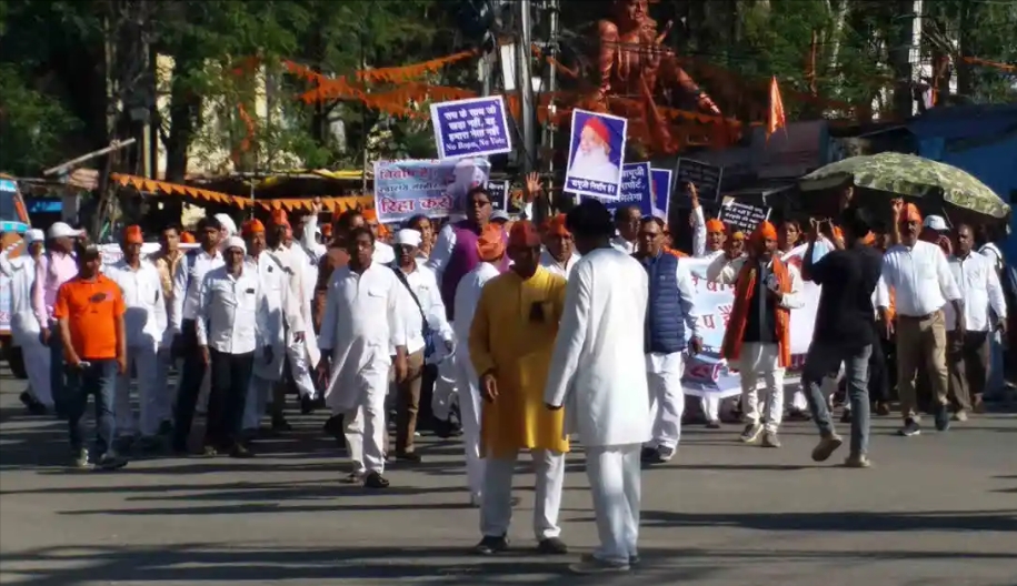 आसाराम बापू की रिहाई की मांग को लेकर सड़क पर हजारों भक्त उतरे. रिहाई के लिए राष्ट्रपति और प्रधानमंत्री से गुहार लगाई.