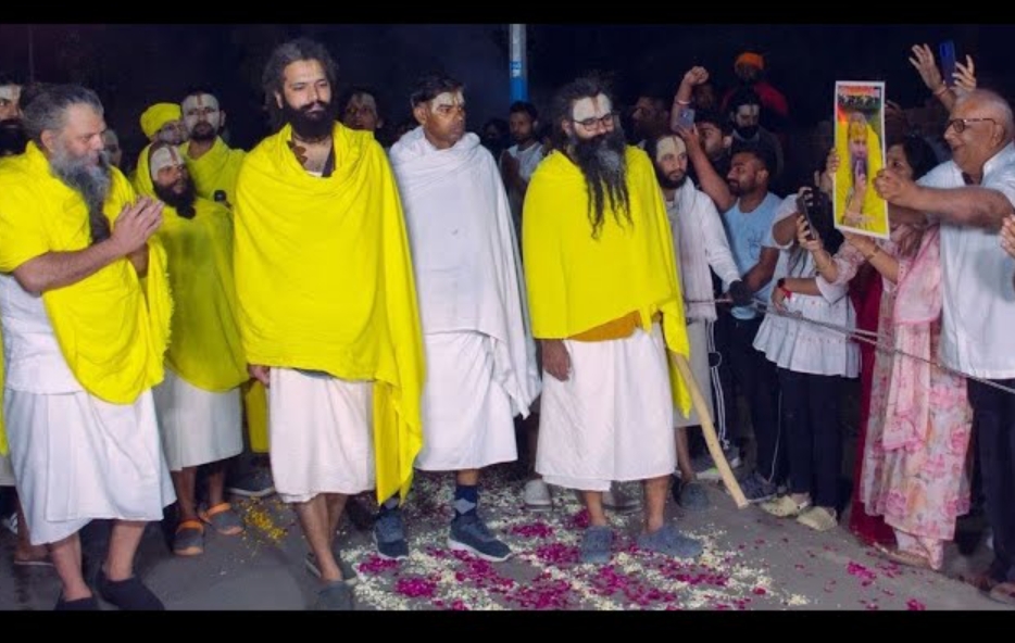 वृंदावन में फिर शुरू हुई संत प्रेमानंद महाराज की पदयात्रा, NRI ग्रीन सोसायटी ने मांगी माफी