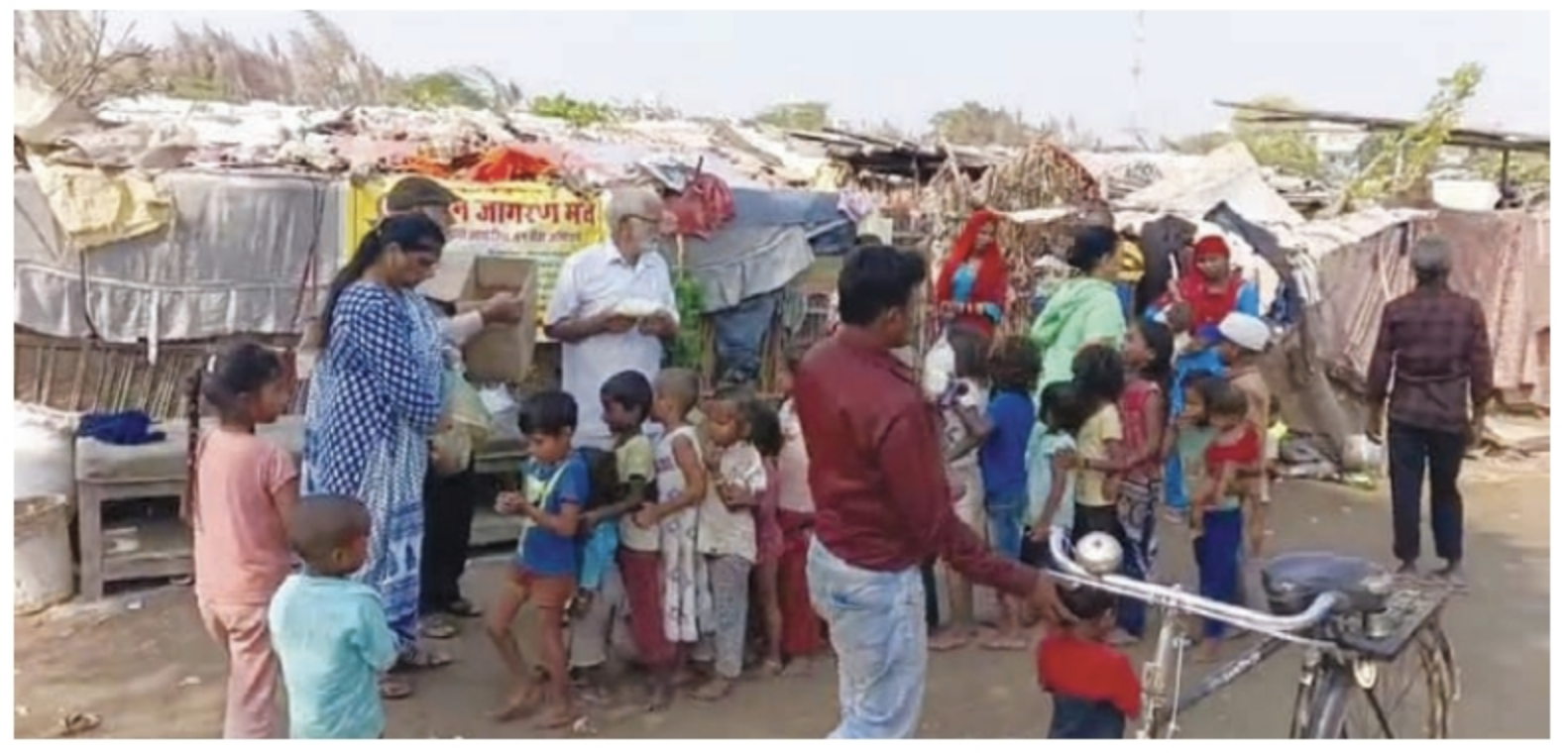 गरीब बच्चों में जन जागरण मंच द्वारा मिठाई और तुलसी टॉफी का वितरण