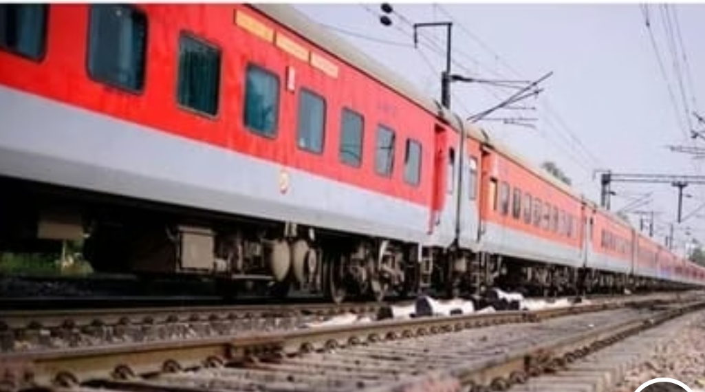 राजधानी एक्सप्रेस की हाथियों से टक्कर, असम में बड़ा रेल हादसा; 8 हाथियों की मौत, कई डिब्बे पटरी से उतरे