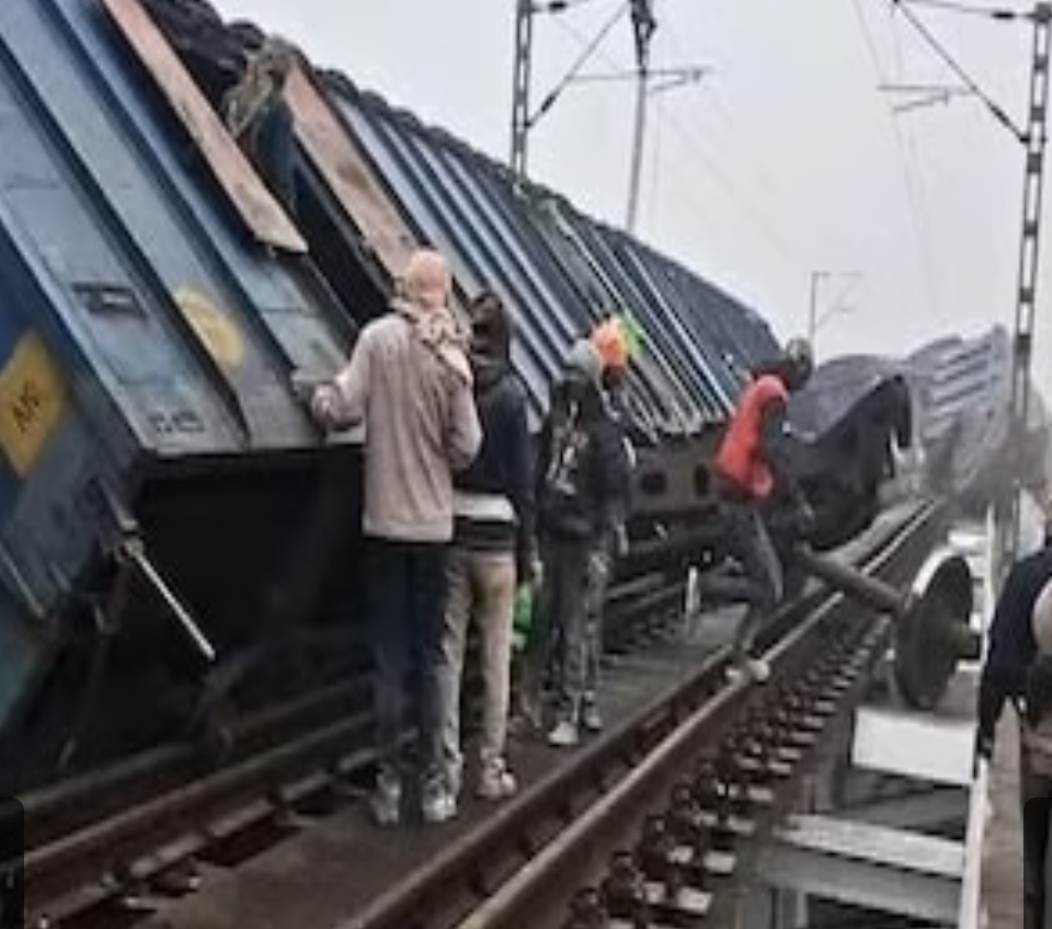 जमुई में मालगाड़ी हादसा, पुल से नीचे गिरे कई डिब्बे, रेल परिचालन ठप