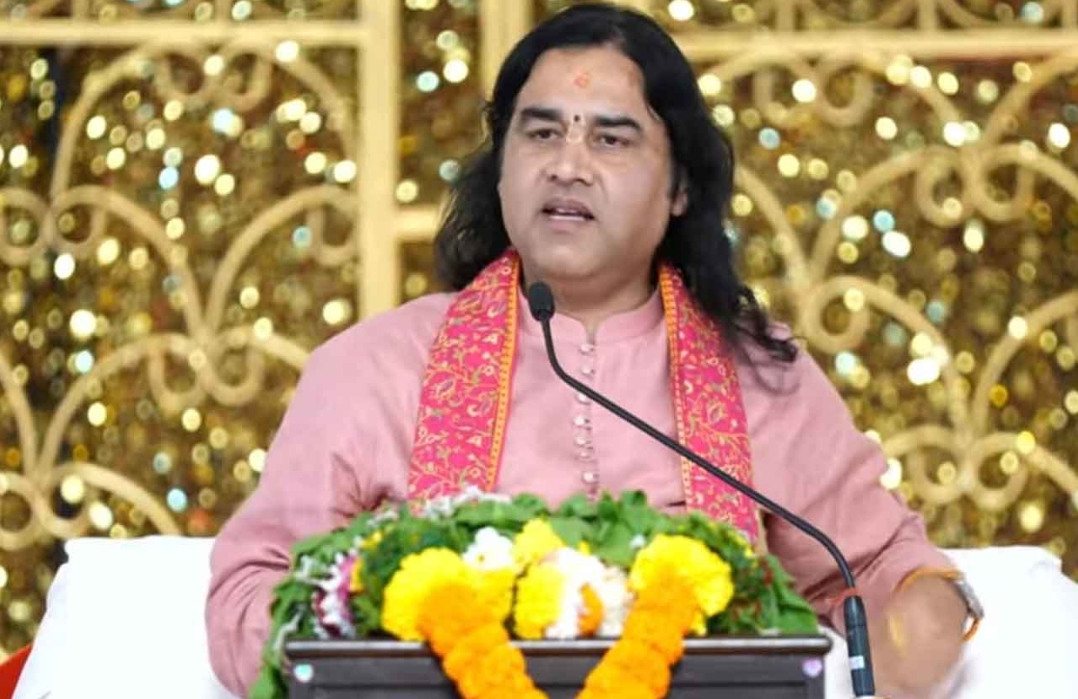 बांग्लादेशी क्रिकेटर को लेकर देवकीनंदन ठाकुर का बयान, केकेआर और शाहरुख खान पर उठाए सवाल