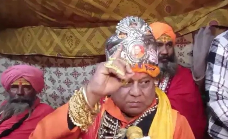 प्रयागराज माघ मेले में अनोखे अंदाज़ से सुर्खियों में ‘गूगल गोल्डन बाबा’