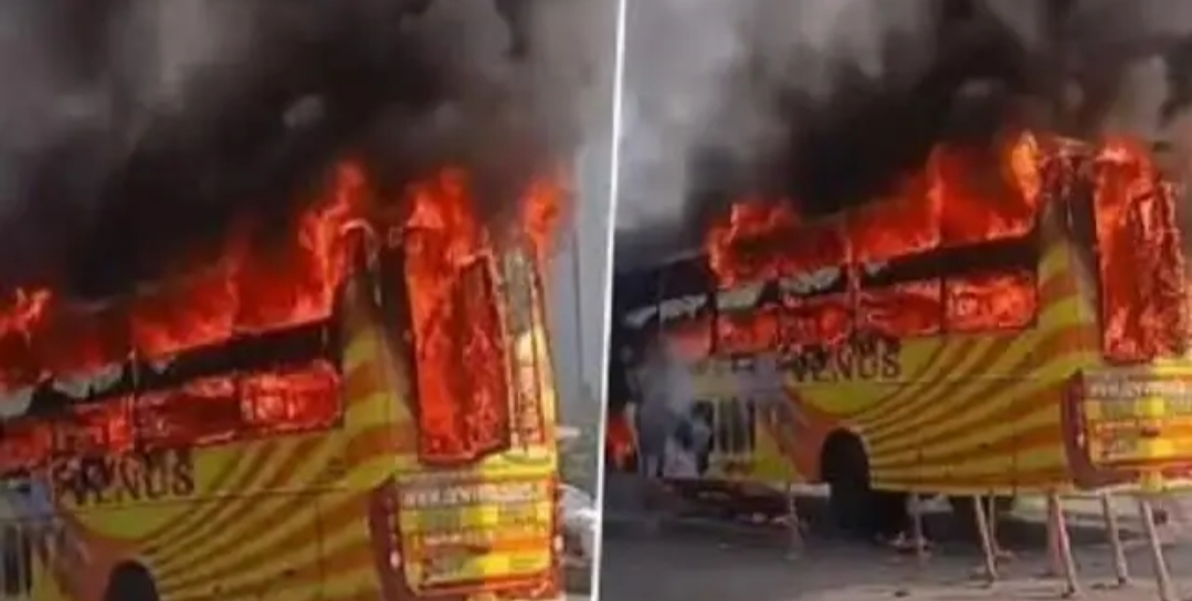 कांदिवली में चलती बस में लगी भीषण आग, यात्रियों की सूझबूझ से टला बड़ा हादसा