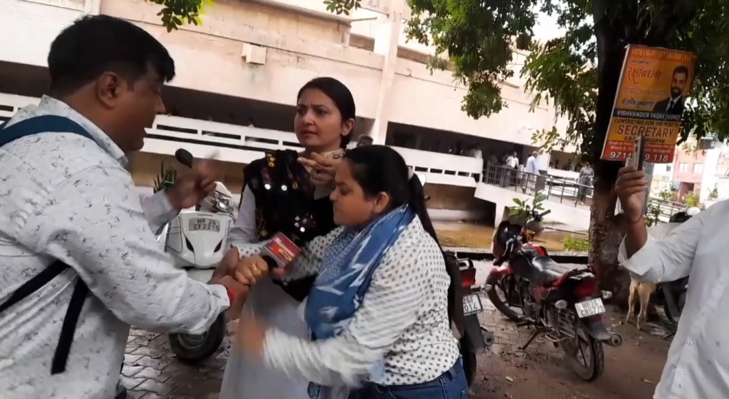 चित्रा त्रिपाठी से बहस का वीडियो वायरल, पत्रकारिता की मर्यादा पर छिड़ी बहस