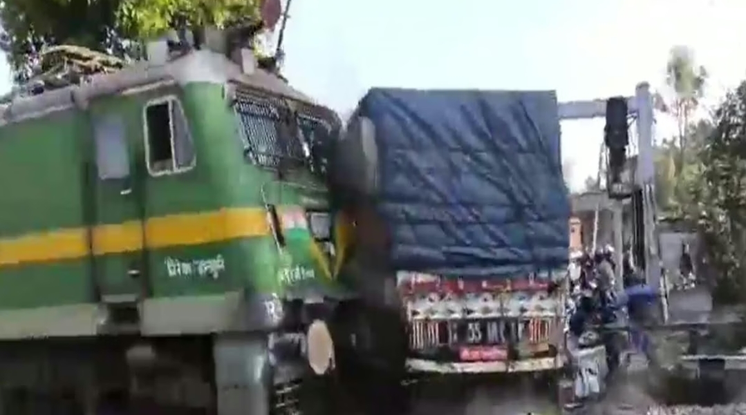 देवघर में बड़ा रेल हादसा, ट्रेन–ट्रक की टक्कर से मचा हड़कंप
