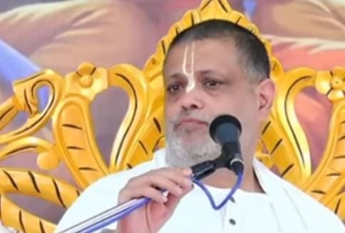 व्यासपीठ से युगल शरण जी महाराज का बयान: ‘बिना सोशल मीडिया के बापू जी ने लाखों को धर्म से जोड़ा’