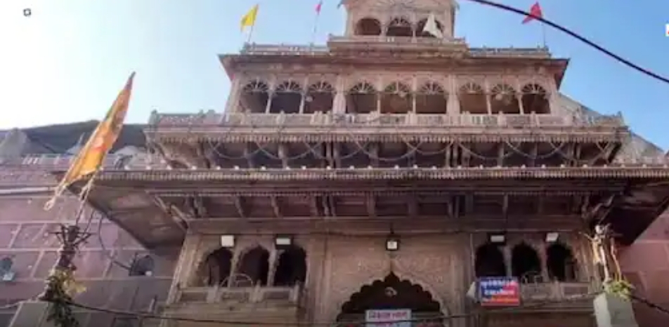 बांके बिहारी मंदिर में रेलिंग कार्य को लेकर विवाद, संतों ने CM योगी को लिखा पत्र