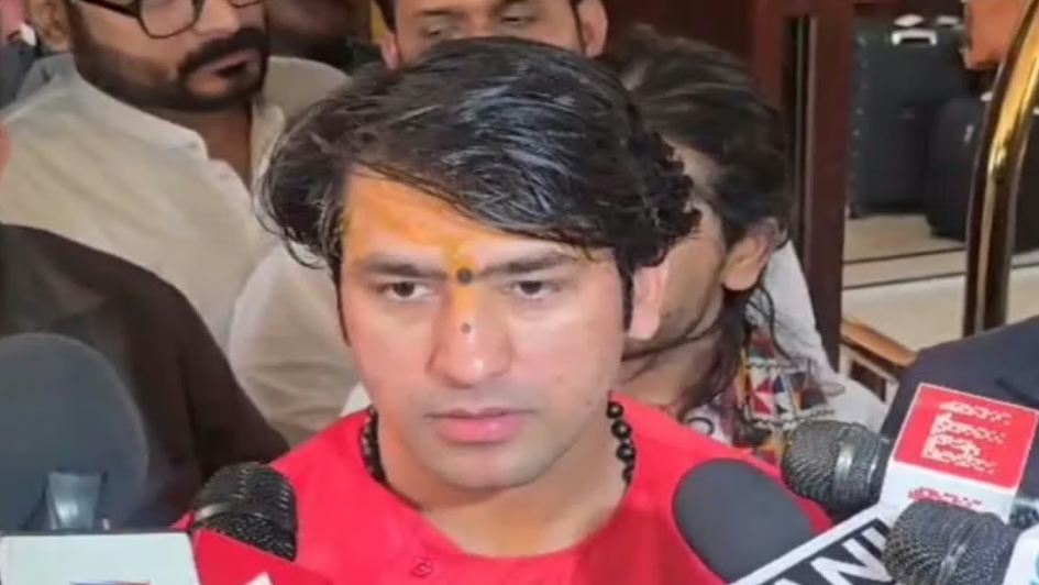 वाराणसी में धीरेंद्र कृष्ण शास्त्री का बड़ा बयान, गौ रक्षा आंदोलन को दिया समर्थन