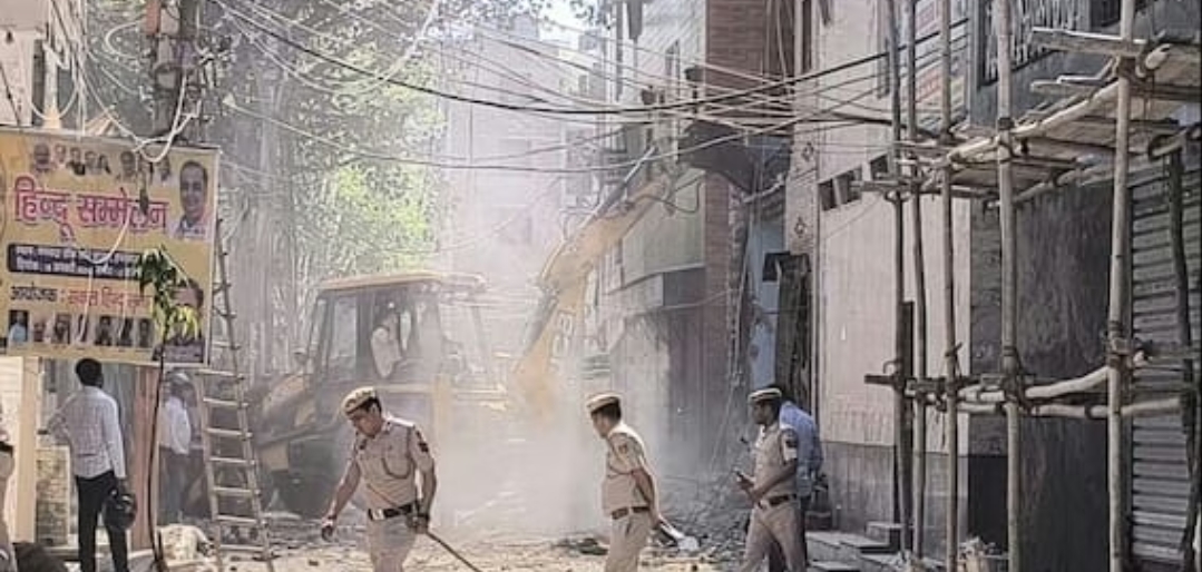 उत्तम नगर हत्याकांड: होली विवाद में युवक की हत्या, मुख्य आरोपी के घर के अवैध हिस्से पर चला बुलडोजर, 7 गिरफ्तार