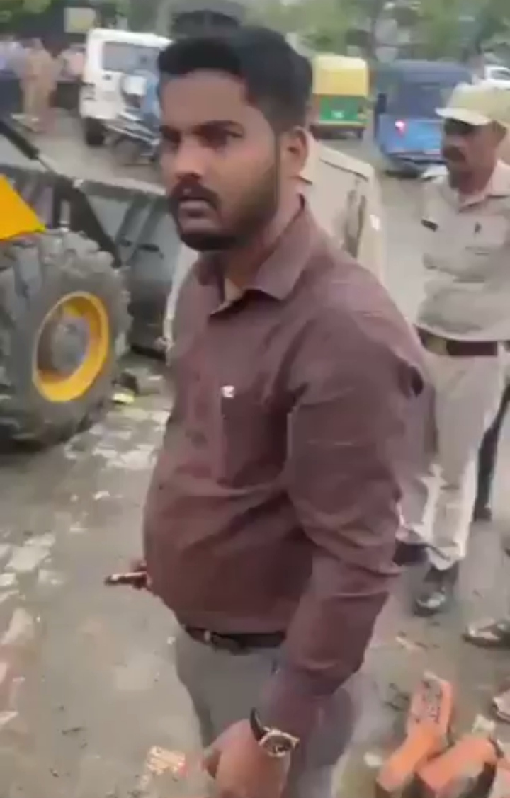 गाजियाबाद में परशुराम मंदिर पर कार्रवाई से विवाद, प्राण प्रतिष्ठा से पहले चला बुलडोजर