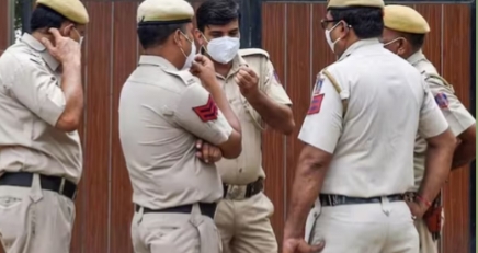 दिल्ली में सनसनीखेज हत्या: दोस्तों संग संबंध बनाने से इनकार पर युवती की हत्या, बेड में छिपाया शव