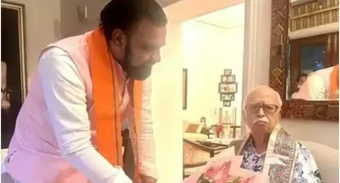 दिल्ली दौरे पर सीएम की सक्रियता: वरिष्ठ नेताओं से मुलाकात, आडवाणी से लिया आशीर्वाद