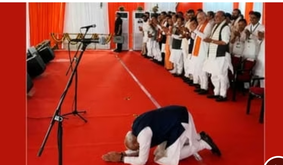 बंगाल में भाजपा सरकार का शपथ समारोह: शुभेंदु ने छुए PM मोदी के पैर, मंच पर दंडवत दिखे प्रधानमंत्री