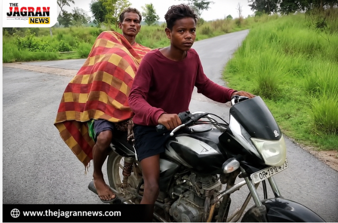 एम्बुलेंस  व शव वाहन नहीं मिला, पत्नी का शव बाइक पर ले जाने को मजबूर हुआ पति; ओडिशा की तस्वीर ने झकझोरा