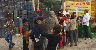 जन जागरण मंच ने किया फल वितरण, जरूरतमंदों में बंटी मुस्कान