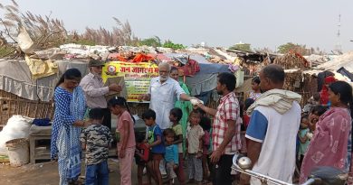 गरीब बच्चों में जन जागरण मंच द्वारा मिठाई और तुलसी टॉफी का वितरण